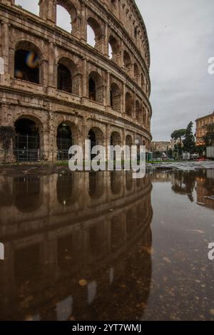 Temps pluvieux le matin, lever du soleil dans une ancienne ville historique et la vue du Colisée, Rome, Italie Banque D'Images