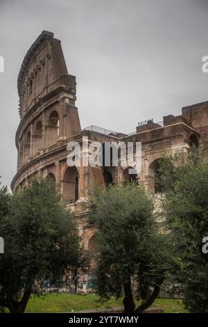 Temps pluvieux le matin, lever du soleil dans une ancienne ville historique et la vue du Colisée, Rome, Italie Banque D'Images