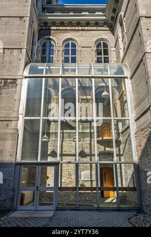 Un grand atrium en verre moderne à l'entrée arrière du Hall of Languages sur le campus de l'Université de Syracuse dans le nord de l'État de New York. Banque D'Images
