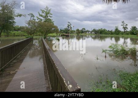 Un pont piéton en bois submergé par les eaux de crue après de fortes pluies Banque D'Images