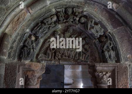 Porte tympan avec scène de la Dormition de la Vierge, monastère de Santa María de Carracedo, 10ème siècle, Carracedo del Monasterio, El Bierzo regi Banque D'Images