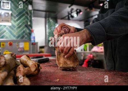 Istanbul, Turquie. 5 décembre 2024. Un boucher a vu nettoyer les pieds et les têtes de moutons pour ses clients dans un vieux marché local dans le district de Fatih. Les citoyens préparent leurs achats quotidiens de viande et d'abats chez un boucher local dans le quartier de Fatih à Istanbul. (Crédit image : © mine TOZ/SOPA images via ZUMA Press Wire) USAGE ÉDITORIAL SEULEMENT! Non destiné à UN USAGE commercial ! Banque D'Images