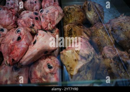 Istanbul, Turquie. 5 décembre 2024. Têtes de mouton fumées et fraîches exposées sur la fenêtre d'un vieux marché local dans le district de Fatih. Les citoyens préparent leurs achats quotidiens de viande et d'abats chez un boucher local dans le quartier de Fatih à Istanbul. (Crédit image : © mine TOZ/SOPA images via ZUMA Press Wire) USAGE ÉDITORIAL SEULEMENT! Non destiné à UN USAGE commercial ! Banque D'Images