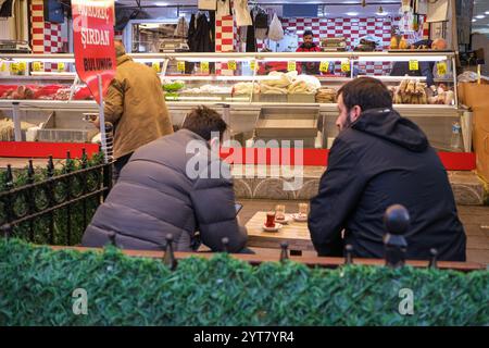 Istanbul, Turquie. 5 décembre 2024. Les clients attendent leur viande dans un vieux marché local dans le district de Fatih. Les citoyens préparent leurs achats quotidiens de viande et d'abats chez un boucher local dans le quartier de Fatih à Istanbul. (Crédit image : © mine TOZ/SOPA images via ZUMA Press Wire) USAGE ÉDITORIAL SEULEMENT! Non destiné à UN USAGE commercial ! Banque D'Images