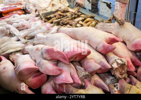 Istanbul, Turquie. 5 décembre 2024. Vue générale des pieds de bovins et de moutons à vendre dans un vieux marché local dans le district de Fatih. Les citoyens préparent leurs achats quotidiens de viande et d'abats chez un boucher local dans le quartier de Fatih à Istanbul. (Crédit image : © mine TOZ/SOPA images via ZUMA Press Wire) USAGE ÉDITORIAL SEULEMENT! Non destiné à UN USAGE commercial ! Banque D'Images