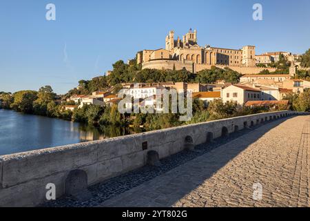 Vue sur la ville avec vieille ville et pont de pierre. Béziers, Occitanie, France. Banque D'Images