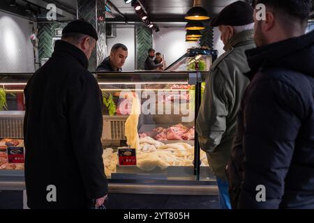 Istanbul, Turquie. 5 décembre 2024. Un boucher prépare des abats pour ses clients dans un vieux marché local dans le district de Fatih. Les citoyens préparent leurs achats quotidiens de viande et d'abats chez un boucher local dans le quartier de Fatih à Istanbul. (Crédit image : © mine TOZ/SOPA images via ZUMA Press Wire) USAGE ÉDITORIAL SEULEMENT! Non destiné à UN USAGE commercial ! Banque D'Images