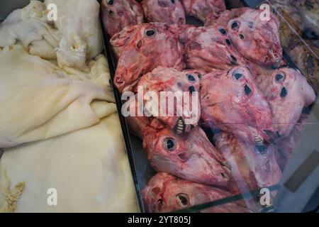 Istanbul, Turquie. 5 décembre 2024. Têtes de mouton fumées et fraîches exposées sur la fenêtre d'un vieux marché local dans le district de Fatih. Les citoyens préparent leurs achats quotidiens de viande et d'abats chez un boucher local dans le quartier de Fatih à Istanbul. (Crédit image : © mine TOZ/SOPA images via ZUMA Press Wire) USAGE ÉDITORIAL SEULEMENT! Non destiné à UN USAGE commercial ! Banque D'Images