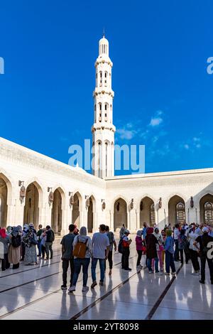 Touristes dans la cour, Sultan Qaboos Grande Mosquée, Mascate, Mascate, Oman, péninsule arabique, moyen-Orient, Asie Banque D'Images