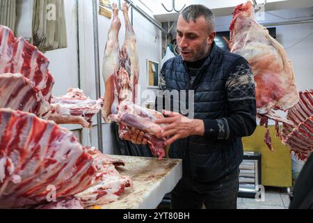 Istanbul, Turquie. 5 décembre 2024. Un homme a vu préparer de la viande dans un vieux boucher du district de Fatih. Les citoyens préparent leurs achats quotidiens de viande et d'abats chez un boucher local dans le quartier de Fatih à Istanbul. (Crédit image : © mine TOZ/SOPA images via ZUMA Press Wire) USAGE ÉDITORIAL SEULEMENT! Non destiné à UN USAGE commercial ! Banque D'Images