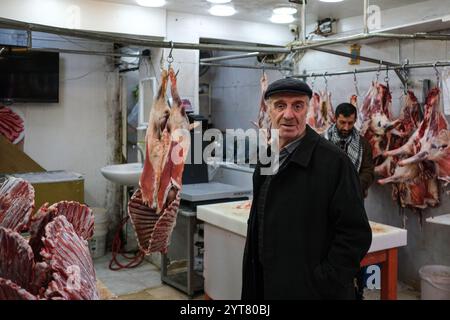 Istanbul, Turquie. 5 décembre 2024. Un homme âgé a vu acheter de la viande dans un vieux marché local dans le district de Fatih. Les citoyens préparent leurs achats quotidiens de viande et d'abats chez un boucher local dans le quartier de Fatih à Istanbul. (Crédit image : © mine TOZ/SOPA images via ZUMA Press Wire) USAGE ÉDITORIAL SEULEMENT! Non destiné à UN USAGE commercial ! Banque D'Images