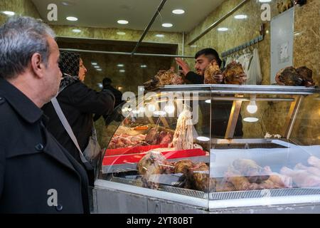 Istanbul, Turquie. 5 décembre 2024. Un boucher prépare des abats pour ses clients dans un vieux marché local dans le district de Fatih. Les citoyens préparent leurs achats quotidiens de viande et d'abats chez un boucher local dans le quartier de Fatih à Istanbul. (Crédit image : © mine TOZ/SOPA images via ZUMA Press Wire) USAGE ÉDITORIAL SEULEMENT! Non destiné à UN USAGE commercial ! Banque D'Images