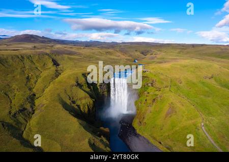 Vue aérienne de l'immense cascade de Skogafoss en été. Skogar, Sudurland, Islande, Europe du Nord. Banque D'Images