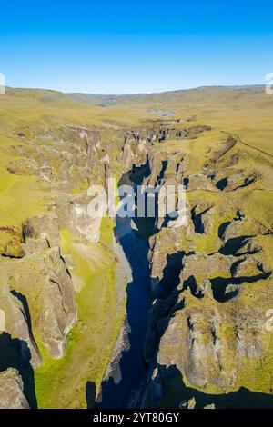 Vue aérienne du canyon de Fjadrargljufur en automne, Kirkjubaejarklaustur, Sudurland (sud de l'Islande), Islande, nord de l'Europe. Banque D'Images