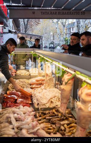 Istanbul, Turquie. 5 décembre 2024. Un boucher prépare des abats pour ses clients dans un vieux marché local dans le district de Fatih. Les citoyens préparent leurs achats quotidiens de viande et d'abats chez un boucher local dans le quartier de Fatih à Istanbul. (Crédit image : © mine TOZ/SOPA images via ZUMA Press Wire) USAGE ÉDITORIAL SEULEMENT! Non destiné à UN USAGE commercial ! Banque D'Images