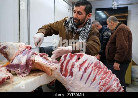 Istanbul, Turquie. 5 décembre 2024. Un homme a vu préparer de la viande dans un vieux boucher du district de Fatih. Les citoyens préparent leurs achats quotidiens de viande et d'abats chez un boucher local dans le quartier de Fatih à Istanbul. (Crédit image : © mine TOZ/SOPA images via ZUMA Press Wire) USAGE ÉDITORIAL SEULEMENT! Non destiné à UN USAGE commercial ! Banque D'Images