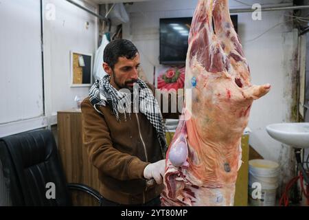 Istanbul, Turquie. 5 décembre 2024. Un homme a vu préparer de la viande dans un vieux boucher du district de Fatih. Les citoyens préparent leurs achats quotidiens de viande et d'abats chez un boucher local dans le quartier de Fatih à Istanbul. (Crédit image : © mine TOZ/SOPA images via ZUMA Press Wire) USAGE ÉDITORIAL SEULEMENT! Non destiné à UN USAGE commercial ! Banque D'Images