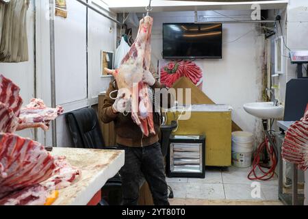 Istanbul, Turquie. 5 décembre 2024. Un homme a vu préparer de la viande dans un vieux boucher du district de Fatih. Les citoyens préparent leurs achats quotidiens de viande et d'abats chez un boucher local dans le quartier de Fatih à Istanbul. (Crédit image : © mine TOZ/SOPA images via ZUMA Press Wire) USAGE ÉDITORIAL SEULEMENT! Non destiné à UN USAGE commercial ! Banque D'Images