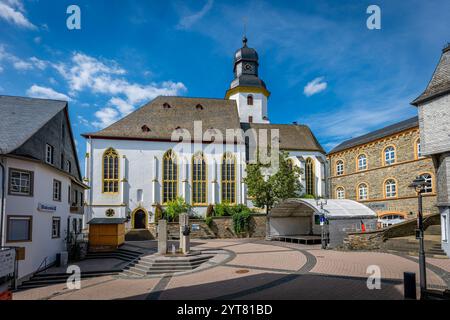 Rassemblez l'église de Stephen à Simmern / Hunsrück dans la rue du marché Banque D'Images