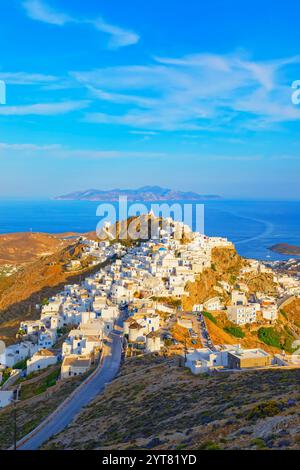 Vue du village de Chora et de l'île de Sifnos au loin, Chora, île de Serifos, îles Cyclades, Grèce Banque D'Images