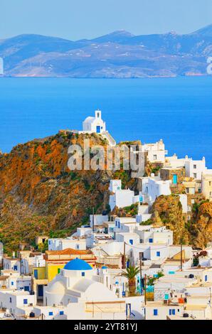 Vue du village de Chora et de l'île de Sifnos au loin, Chora, île de Serifos, îles Cyclades, Grèce Banque D'Images