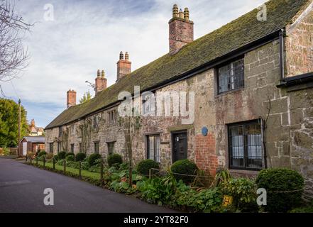 Shaftesbury, Dorset, Royaume-Uni : vieilles maisons sur Bimport à Shaftesbury. Le bâtiment avec la plaque bleue est rapporté être la plus ancienne maison de la ville. Banque D'Images