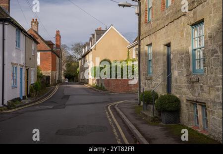 Shaftesbury, Dorset, Royaume-Uni : vieilles maisons sur Parsons Pool à Shaftesbury. Banque D'Images