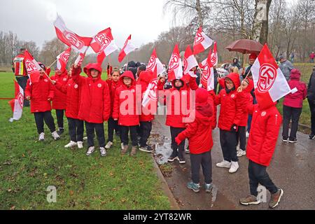 Traditionelle Landung des Nikolaus in Essen Eine Gruppe Kinder in den Farben des Essener Fußballvereins Rot-Weiss-Essen versammeln sich, um den Nikolaus zu begrüßen Essen Nordrhein-Westfalen Deutschland Steele *** débarquement traditionnel de Nicholas à Essen Un groupe d'enfants aux couleurs du club de football d'Essen Rot Weiss Essen se réunissent pour saluer Nicholas Essen Rhénanie du Nord-Westphalie Allemagne Steele Banque D'Images