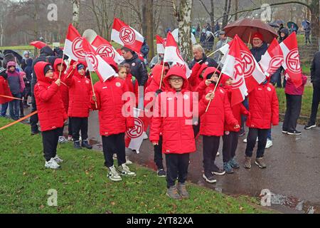 Traditionelle Landung des Nikolaus in Essen Eine Gruppe Kinder in den Farben des Essener Fußballvereins Rot-Weiss-Essen versammeln sich, um den Nikolaus zu begrüßen Essen Nordrhein-Westfalen Deutschland Steele *** débarquement traditionnel de Nicholas à Essen Un groupe d'enfants aux couleurs du club de football d'Essen Rot Weiss Essen se réunissent pour saluer Nicholas Essen Rhénanie du Nord-Westphalie Allemagne Steele Banque D'Images