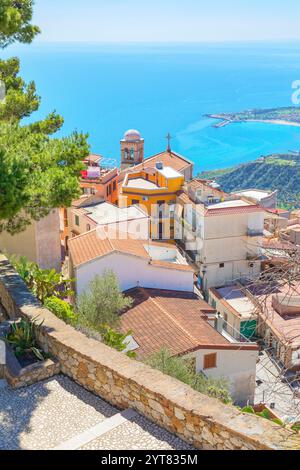 Vue sur le village de Castelmola et la côte ionienne, Castelmola, Taormina, Sicile, Italie Banque D'Images