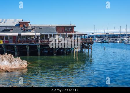 Bâtiment en bord de mer sur pilotis surplombant la marina de Monterey Banque D'Images