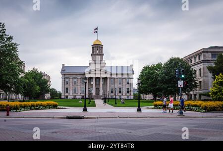 Iowa City, IA États-Unis - 22 juillet 2017 : vue vers le Capitole de l'État (Statehouse) avec le campus de l'Université de l'Iowa et les étudiants. Banque D'Images