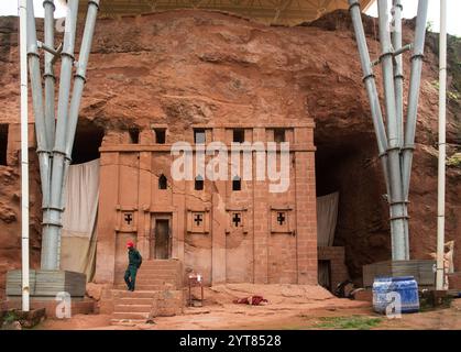 Église monolithique taillée dans la roche Biete Libanos, site du patrimoine mondial de l'UNESCO, Lalibela, Ethiopie, en grave danger d'effondrement Banque D'Images