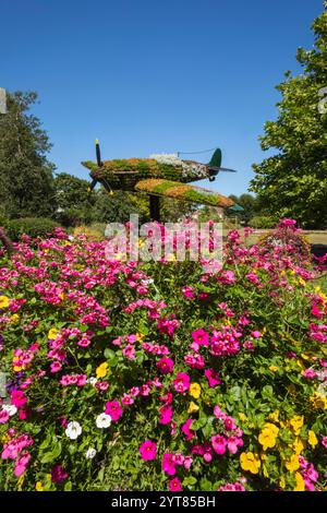 Angleterre, Kent, Ashford, Ashford Town Centre, exposition florale colorée de Spitfire in Flight Banque D'Images