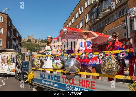 Angleterre, Kent, Douvres, Carnaval de Douvres, participants colorés au Carnaval Banque D'Images