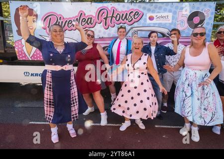 Angleterre, Kent, Douvres, Carnaval de Douvres, participants colorés au Carnaval vêtus d'une robe des années 1960 Banque D'Images