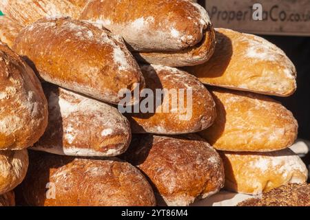 Angleterre, Kent, Tonbridge, le marché des fermiers, exposition de pains Banque D'Images