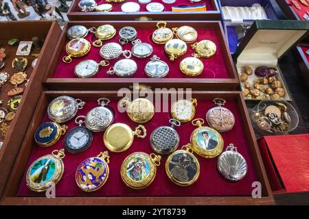 Angleterre, Kent, Maidstone, Lockmeadow Market, Antique Store affichage de montres de poche vintage et antique Banque D'Images