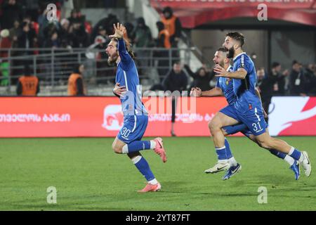 Les joueurs du FC Spaeri célèbrent leur victoire après la finale de la Coupe de Géorgie 2024 entre le FC Spaeri et le FC Dinamo Tbilissi au Mikheil Meskhi Banque D'Images