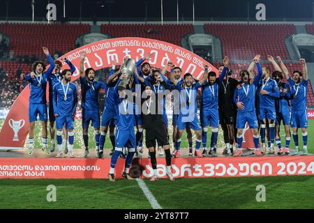 Les joueurs du FC Spaeri célèbrent leur victoire après la finale de la Coupe de Géorgie 2024 entre le FC Spaeri et le FC Dinamo Tbilissi au Mikheil Meskhi Banque D'Images