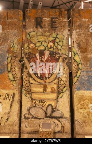 Angleterre, Kent, Gillingham, Royal Engineers Museum, exposition d'un morceau du mur de Berlin Banque D'Images