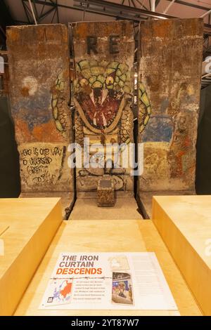 Angleterre, Kent, Gillingham, Royal Engineers Museum, exposition d'un morceau du mur de Berlin Banque D'Images