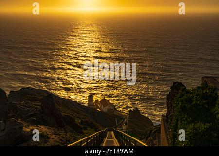 FÉVRIER 2023, POINT REYES NATIONAL SEASHORE, CA. États-Unis - phare de point Reyes au coucher du soleil car il surplombe l'océan Pacifique Banque D'Images