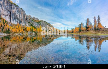 Lac Federa au pied de Croda da da Lago en automne entouré de mélèzes, Dolomites, Cortina d'Ampezzo, province de Belluno, Vénétie, Italie Banque D'Images