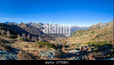 Une vue vers le nord depuis le col des Cinque Croci avec la partie nord du Lagorai, province autonome de trente, Trentin, Italie Banque D'Images