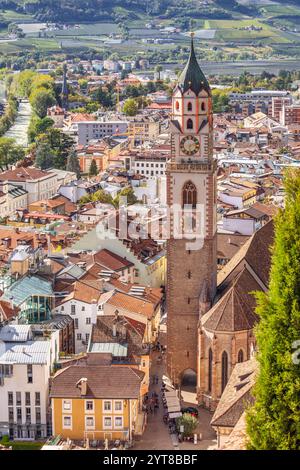 Vue surélevée sur la ville de Merano / Meran avec l'église paroissiale de tous Nikolaus, Trentin-Haut-Adige / Südtirol / Tyrol du Sud, Italie Banque D'Images