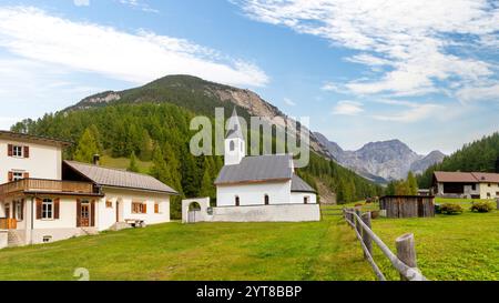 Le village alpin isolé de S-Charl avec la petite église réformée, Scuol, Engadin, canton des Grisons, Siwtzerland Banque D'Images