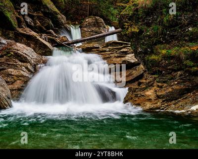 Ambiance automnale dans l'Ostertaltobel dans la vallée de Gunzesried, parc naturel de Nagelfluhkette, Allgäu Banque D'Images