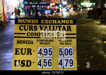 Bucarest, Roumanie. 6 décembre 2024 : le taux de change Leu-EURO, qui dépasse le seuil de 5 lei, est affiché sur le tableau d'un bureau de change. Crédit : Lucian Alecu/Alamy Live News Banque D'Images