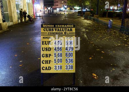 Bucarest, Roumanie. 6 décembre 2024 : le taux de change Leu-EURO, qui dépasse le seuil de 5 lei, est affiché sur le tableau d'un bureau de change. Crédit : Lucian Alecu/Alamy Live News Banque D'Images